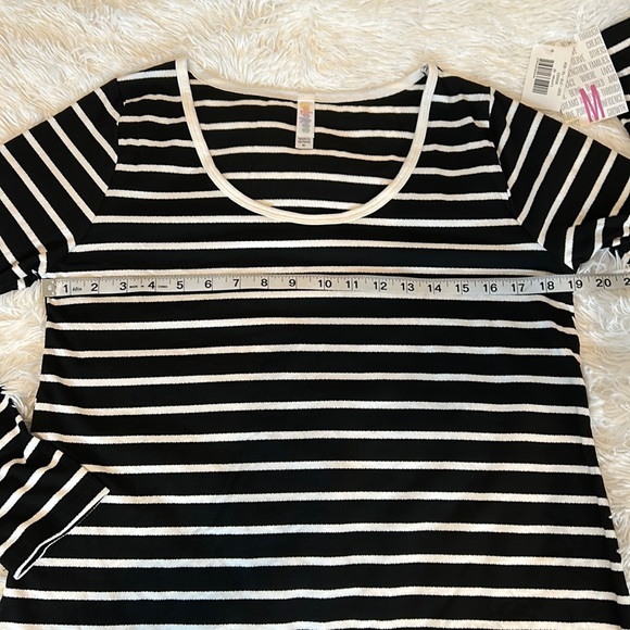 LulaRoe Lynnae Long Sleeves Top in Black with White Stripes 1093 - Picture 4 of 4